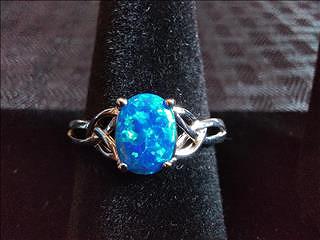 [ #0010SSW ] $30.00USD - Sterling Silver Center Stone Charmed Blue "Lab" Opal Ring. Top of(..)