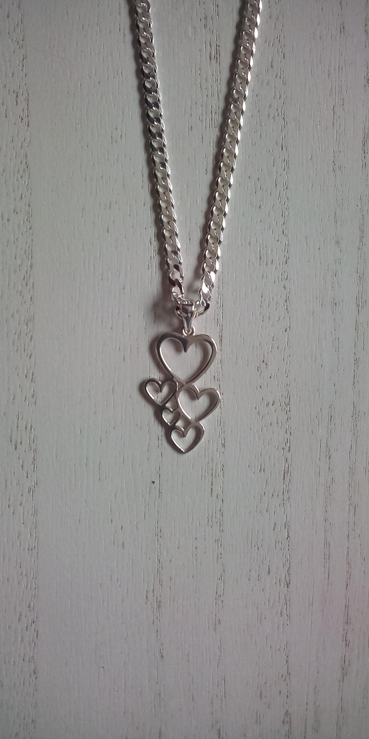 [ #004SSW ] $60.00USD 4mm Curb Chain with Floating Hearts pendant. 18 inch and 20 inch available.