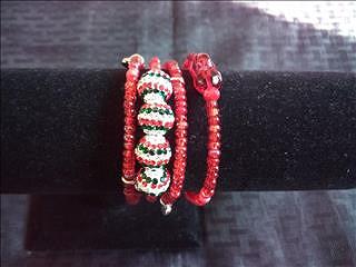 [ #W140 ] $30.00USD - Holiday bracelet. Memory wire, red, green, silver snowballs, glass beads, roun(..)