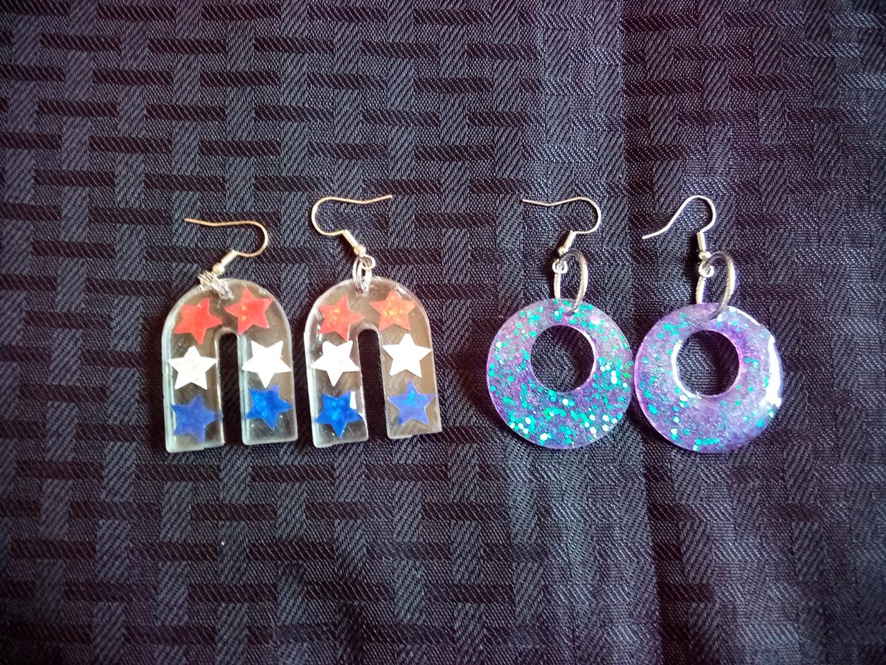 [ #W125 ] $30.00USD - Stars (U shaped) and Glitter Doughnuts, RESIN Earrings. 2 pairs.